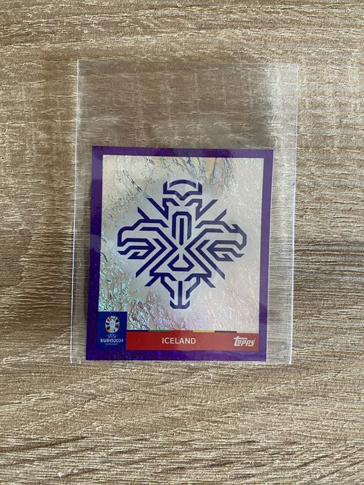 Topps Euro 2024 - Simbolo Islandia Roxo (Raro)