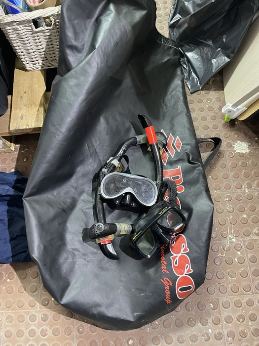 Dois equipamentos para pesca submarina