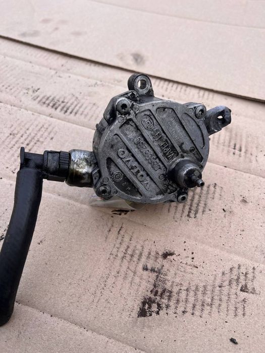 Вакуумний насос Volvo S60 S80 V70 2.4 08658230