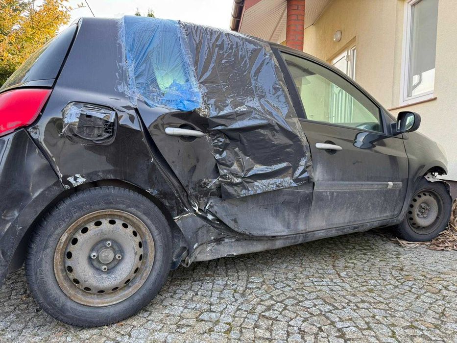 Reno Clio III 1,2 z 2010 roku, uszkodzony.
