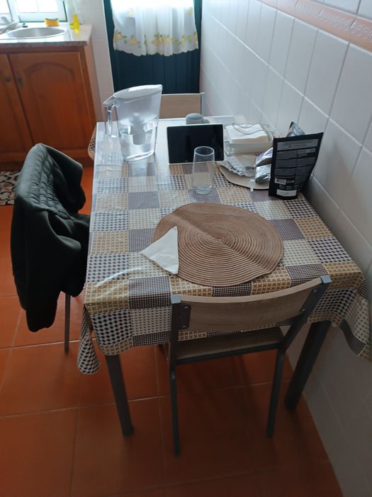Mesa de cozinha e quatro cadeiras