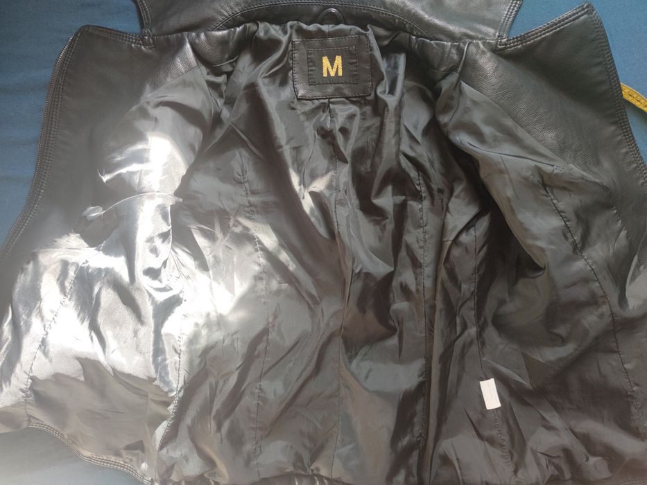 Чорна шкіряна куртка-косуха у відмінному стані