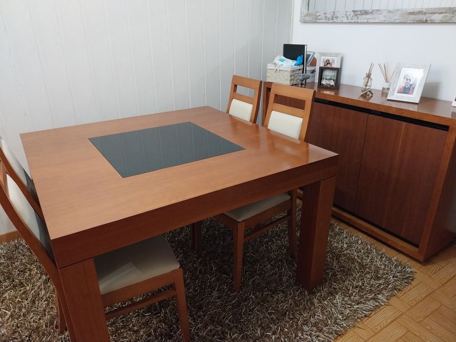 Conjunto de Mobiliário em Madeira de Cerejeira