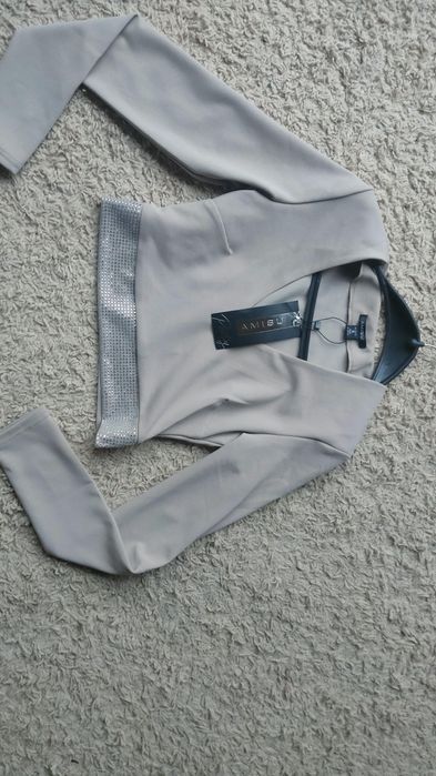 Нарядний топ блузка з блискітками з довгим рукавом
AMISU
То