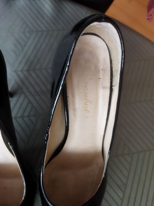 Czarne lakierowane szpilki 37