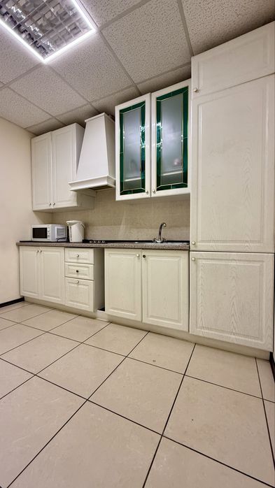 Продаж квартири  85 м² Київ, вул. Німецька 3  метро Палац Україна 1 поверх 4 кабінети Ремонт  Центр  Під офіс, салон, студію