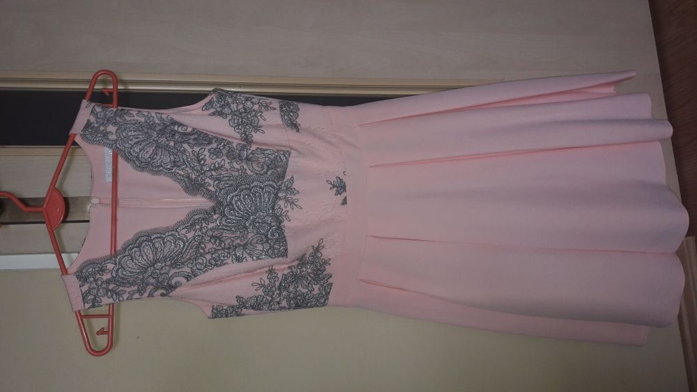 Sukienka pudrowy róż z szarą koronką