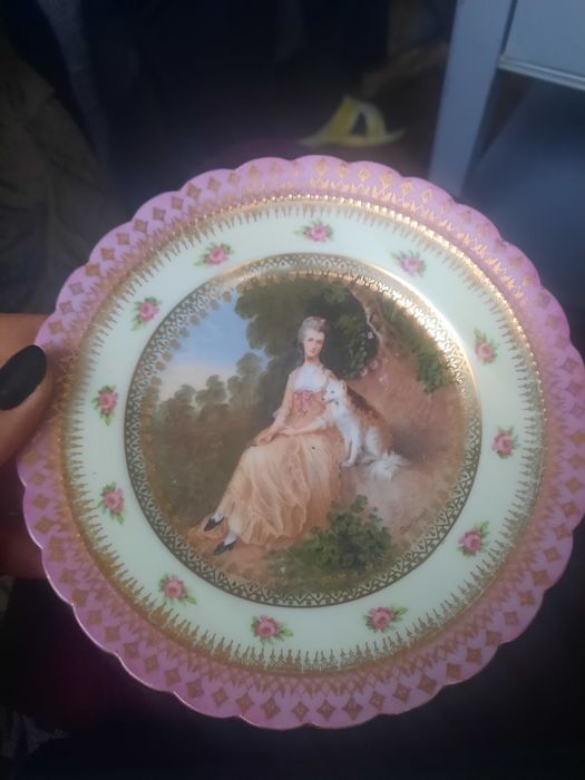 Sprzedam talerz  antyczny ozdobny z podstawką