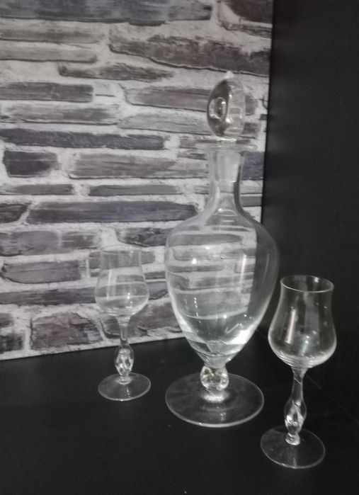 Conjunto Garrafa Licor grande trabalhada + 2 cálices .Cristal Atlantis