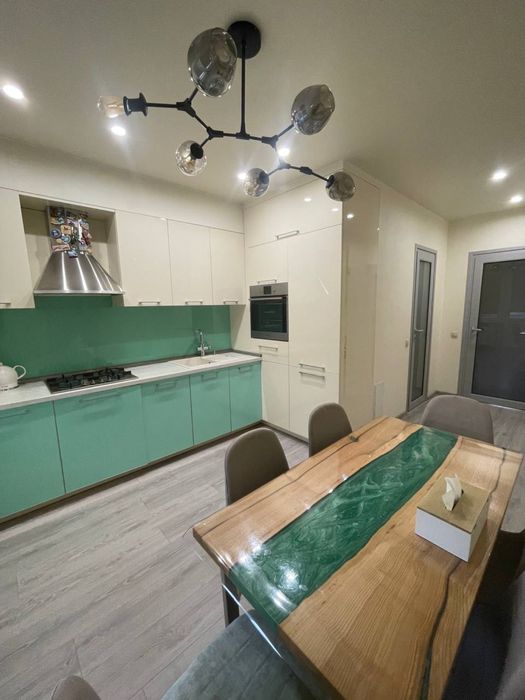 Продам 5 кімнатну квартиру. Район ДНС. Василя  Стуса