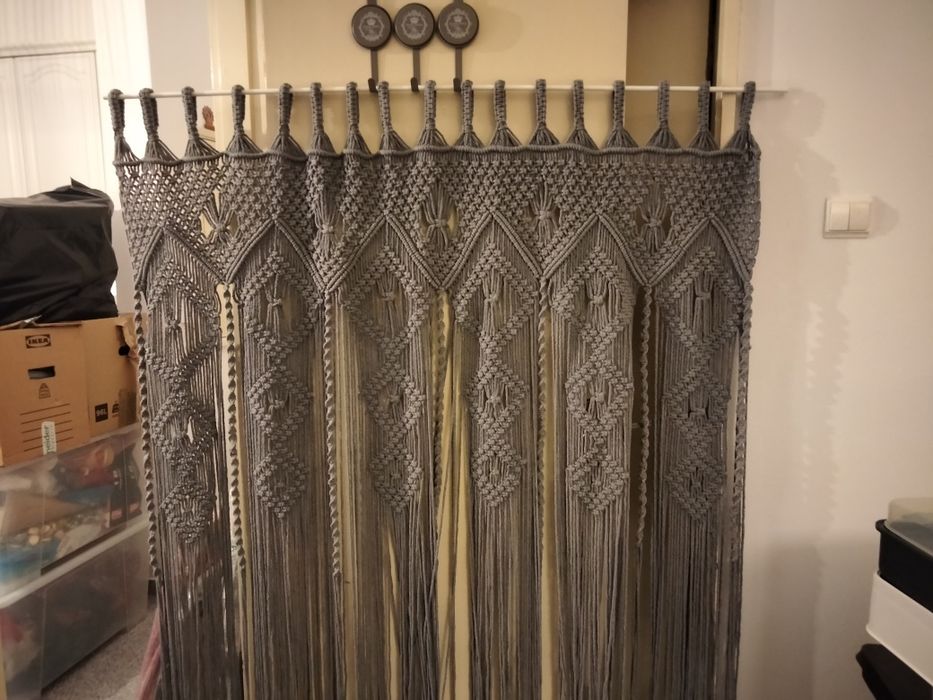 Cortinado em macramé cinzento, Gato Preto