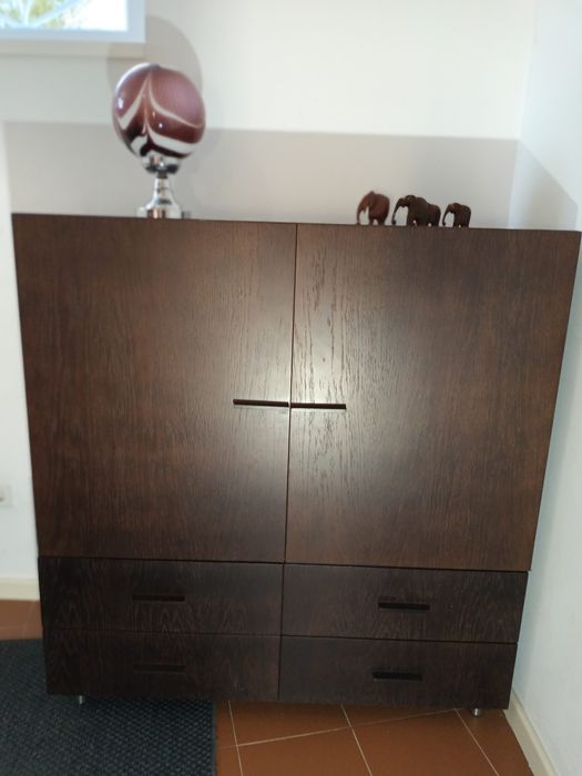 Aparador / louceiro / armário com muita arrumação