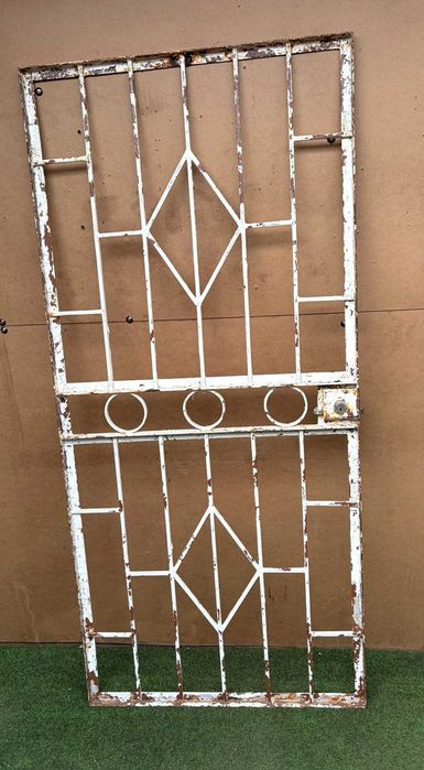 Porta em grade de ferro