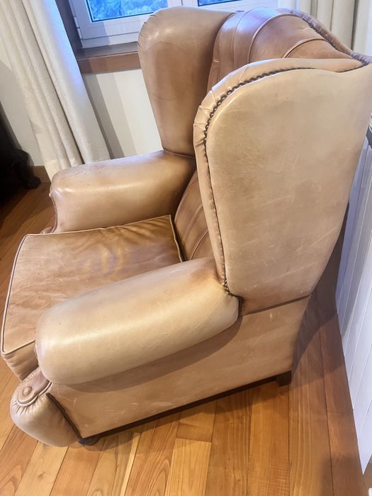 2 Cadeirão clássico estilo Chesterfield com capitonê