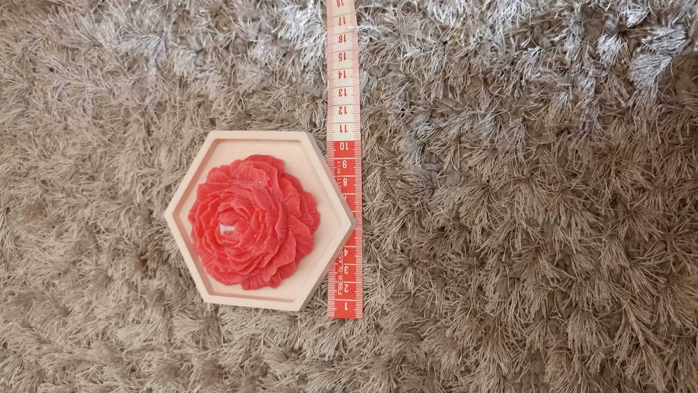 Vela Artesanal em Forma de Rosa – Aroma a Canela + Base em Cerâmica