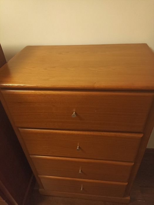 Vendo Cómoda em madeira, como nova.