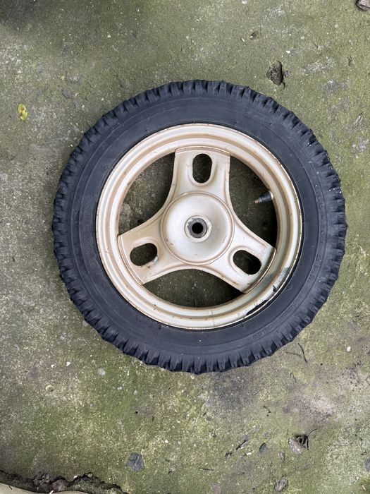 Продам зимнюю шипованную резину с диском 3.00-10