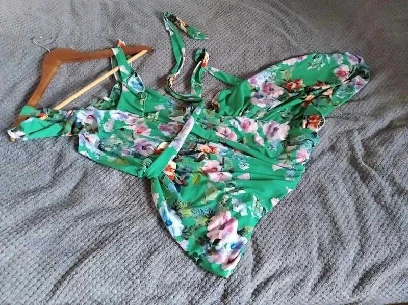 Długa sukienka roz. 36, By very petit, zielona w kwiaty z rozcięciem