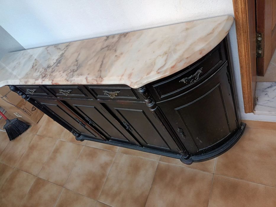 Credência com pedra mármore- 5 portas/3 gavetas