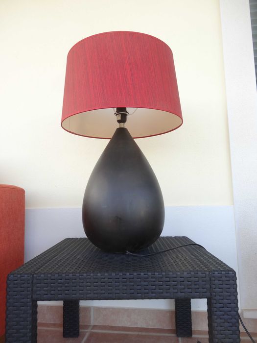 Candeeiro preto com abajur vermelho