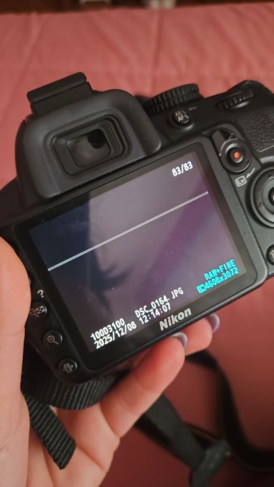 Câmara Nikon D3100 com lente 18-55