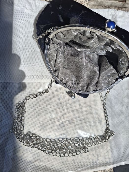 Pochette em tecido azul marinho, com relevo  e alça em prateado