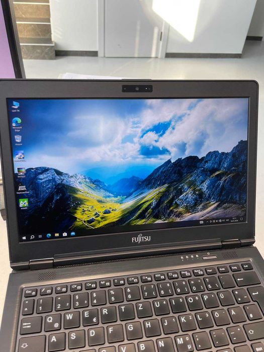 Чудовий варіант для подорожі Легкий ноутбук Fujitsu U729 є кількість