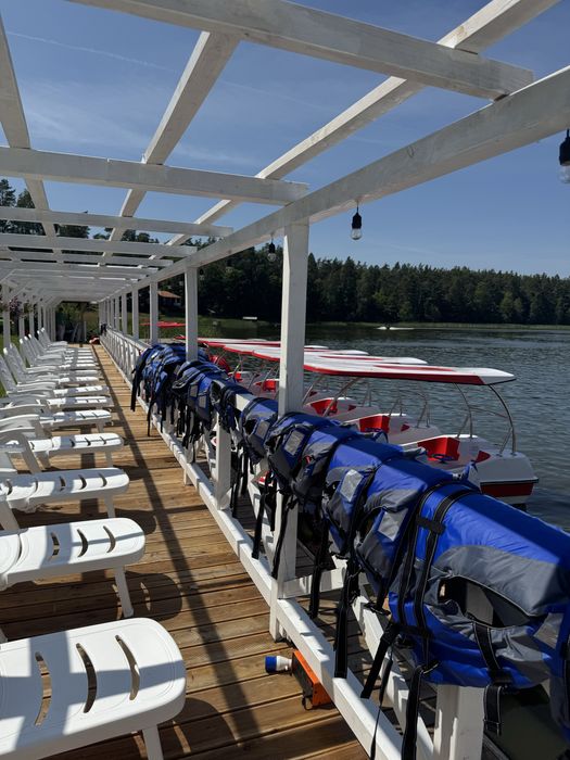 Domek na Kaszubach U Oliwii nad jeziorem .