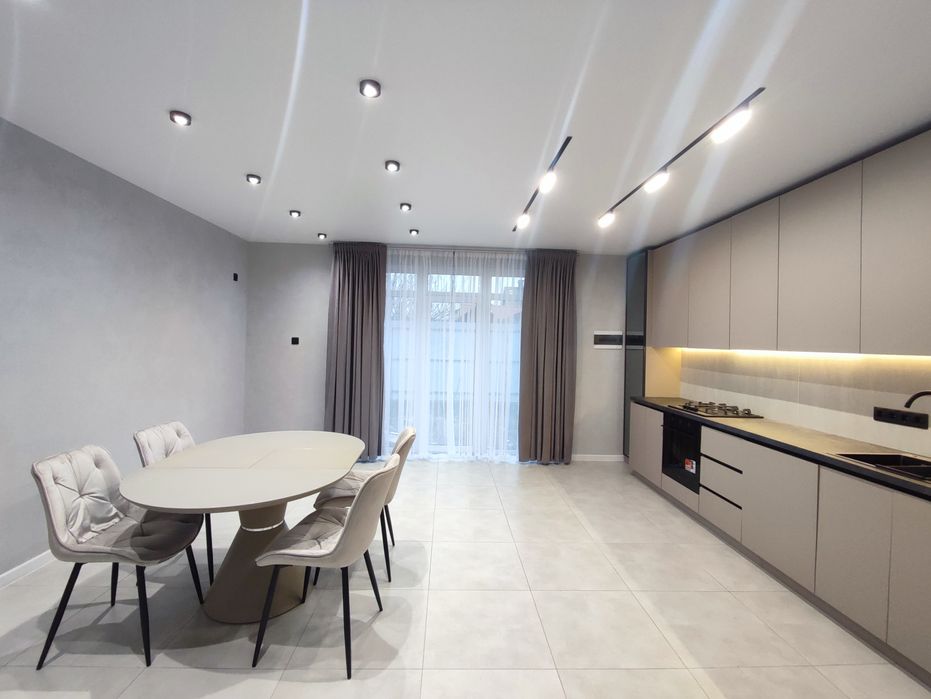 Продаж сучасного таунхаусу