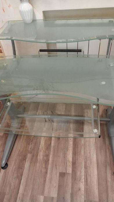 Скляний комп'ютерний стіл