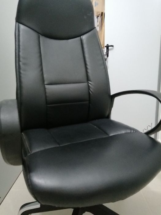 Cadeira de secretária em pele - Como nova!	Usada em Muito bom estado*