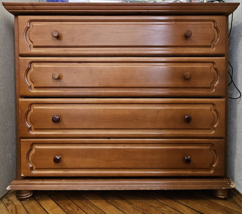 Комод з масиву дерева