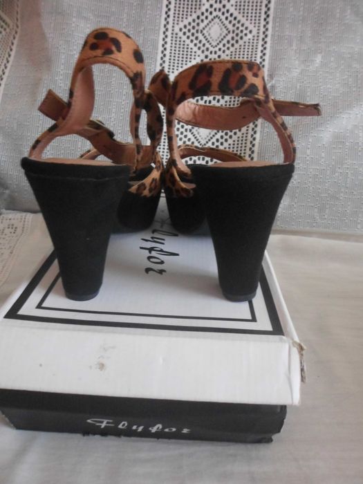 sandálias novas com etiqueta para senhora