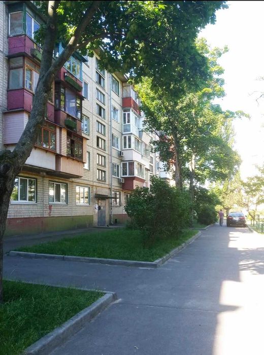 Продаж  3 к.  квартири  Дарницька площа,  Харківське шосе 4/1