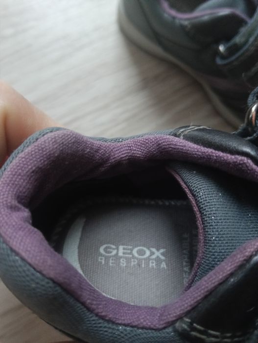 Buty sportowe dla dziewczynki marki Geox rozmiar 22