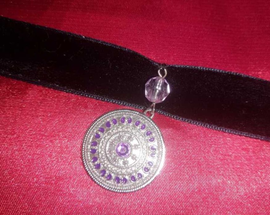 Wisiorek z biżuterią typu choker