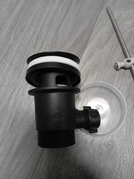 Korek przelewowy czarny z baterii hansgrohe