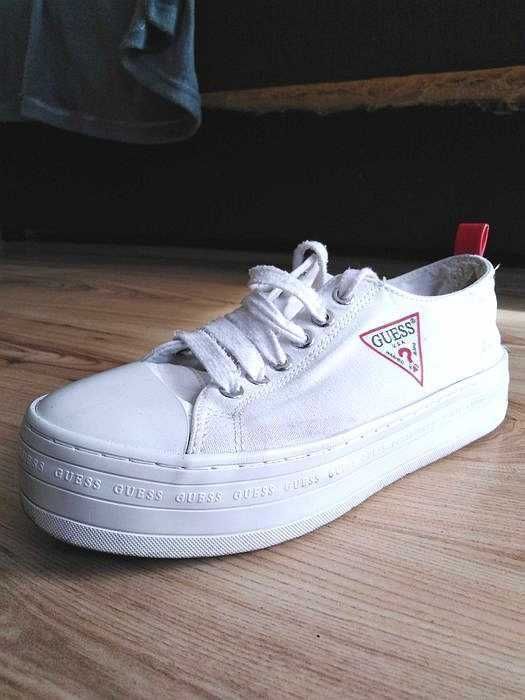 GUESS. Trampki na koturnie.