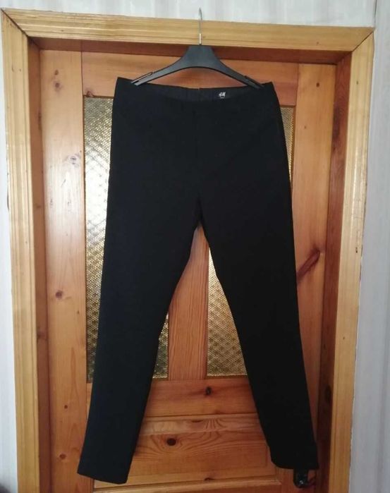 Брюки мужские H&M зауженные черные с лампасами размер 46 / S