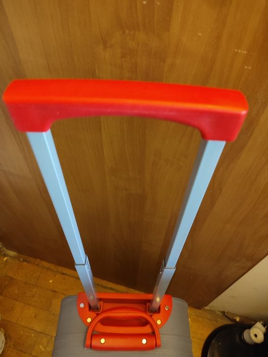 Mała walizka na kółkach, stan bdb.