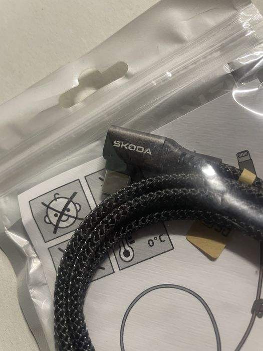 USB-C—Apple Lighting