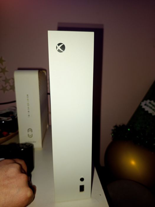 Sprzedam Xbox series s z dwoma padami