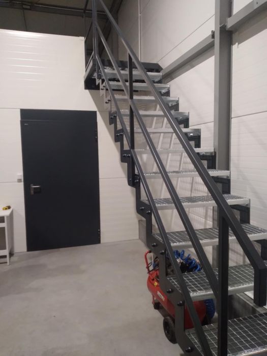 Schody metalowe zewnętrzne lub wewnętrzne