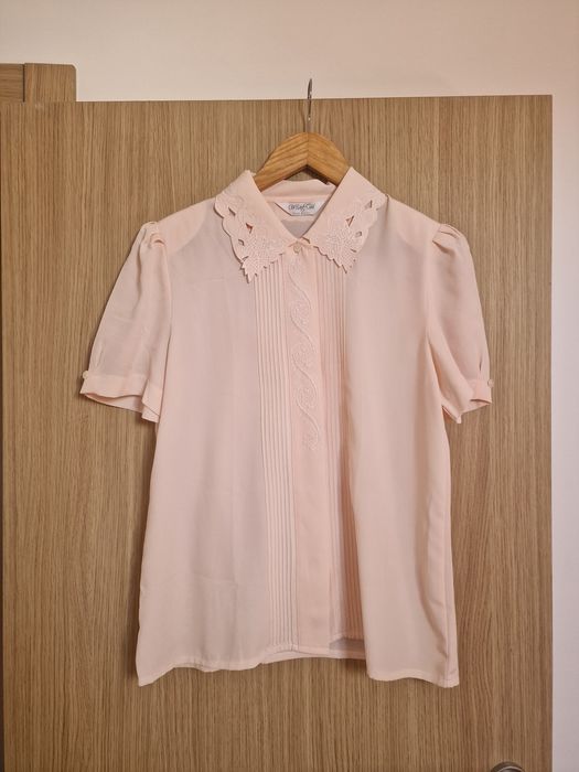 Blusa Rosa com Gola Bordada e Ombreiras