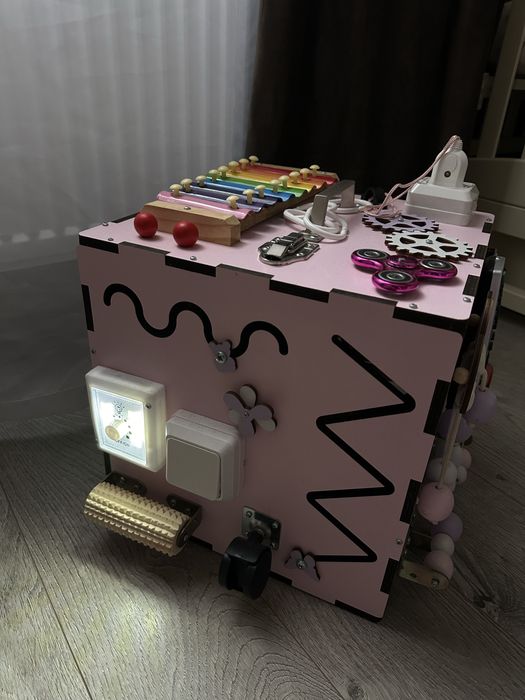 Великий бізі куб максимальної комплектації для дівчинки