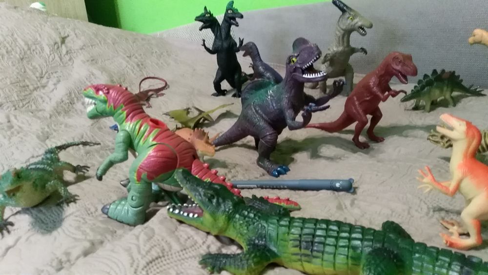 Sprzedam duży zestaw dinozaurów