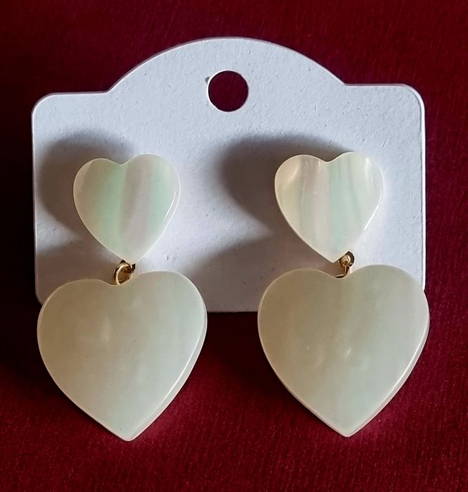 Brincos em acrílico branco, parece madrepérola, de pico.