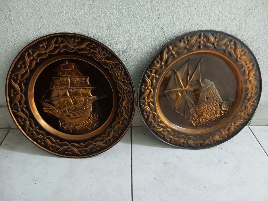 Pratos decorativos em cobre.