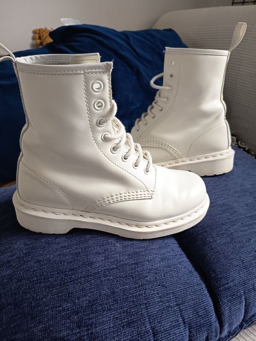 Białe Dr. Martens model 1460 Mono roz. 37