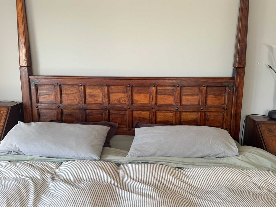 Cama de madeira maciça de design da MARINA Furniture, no Dubai